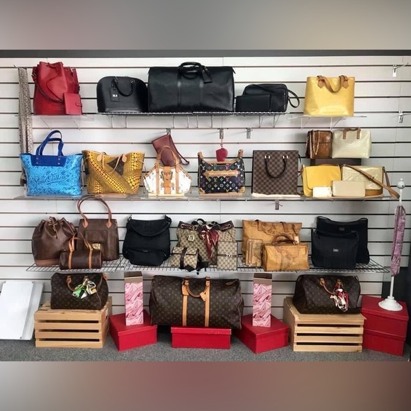 PRELOVED, AUTHENTIC, LUXURY - Picture 5 of 16